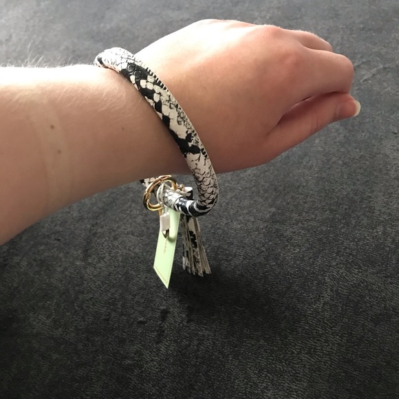 2 for $10 💋FINAL PRICE Key Ring Bangle w/ Tassel - Picture 8 of 15